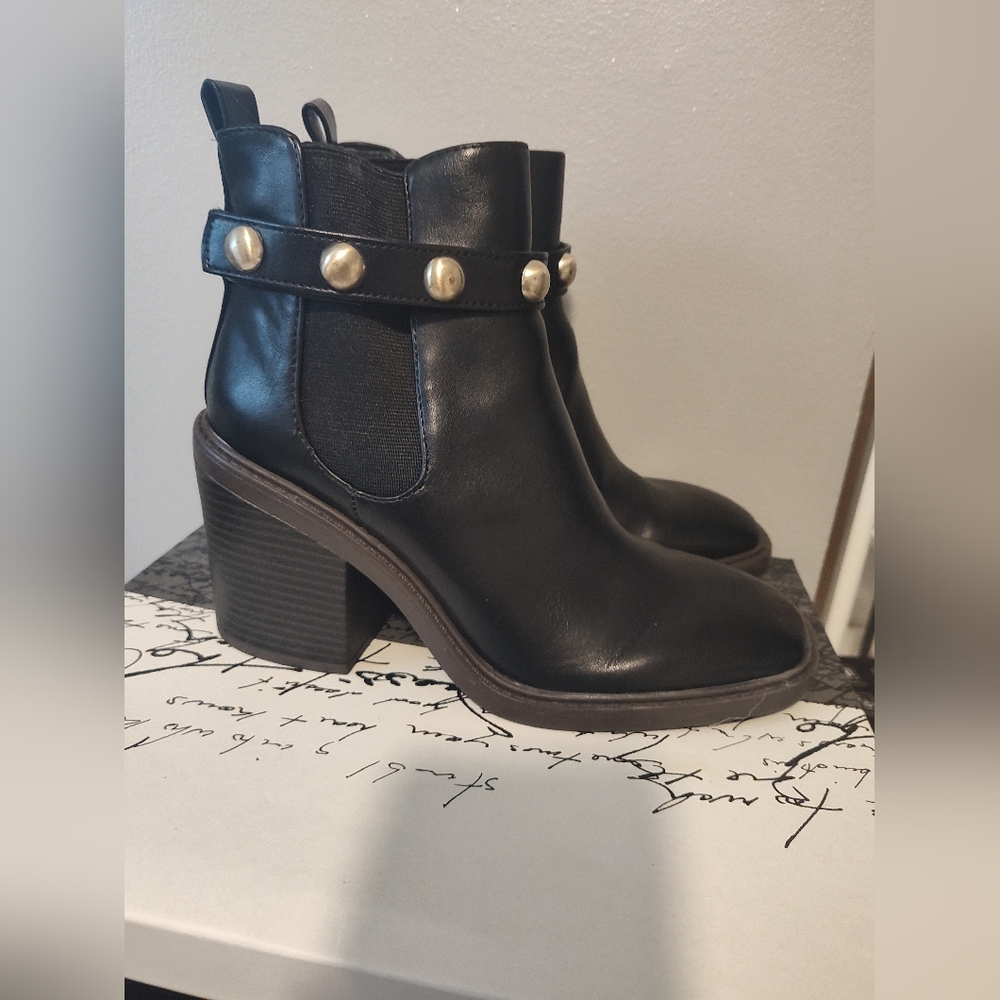 Kensie Karmela Black Ankle Booties with Gold Accents 7.5 M Used Like New